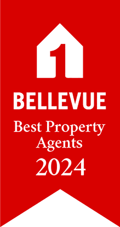 Ein rotes bandförmiges Abzeichen mit einem weißen Haussymbol und dem Text BELLEVUE Best Property Agents 2024 in weißer Schrift.